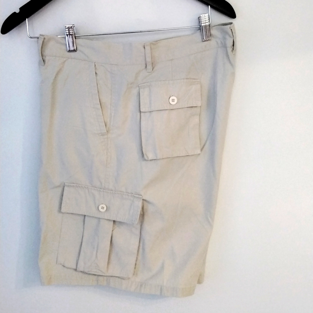 Mens' cargo shorts, size 38